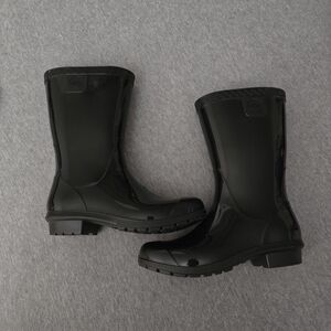 Ugg Raana Rain Boot Girl's size 13 Black shiny.